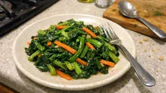 ハンバーグの付け合わせに迷ったら:バターでさっと作る葉物野菜炒め(ほうれん草&小松菜)