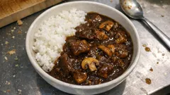 赤ワインでとろとろに煮込む、牛すじの欧風カレー——飴色玉ねぎで深いコク