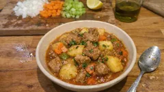 フライパンひとつで煮込み感。豚肉とじゃがいものスペッツァティーノ（赤ワインビネガーで軽やか）