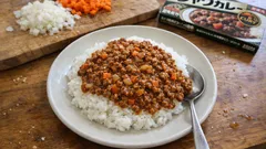 市販ルーで手早く、フライパンひとつの簡単キーマカレー—香味野菜でコクを出す作り方