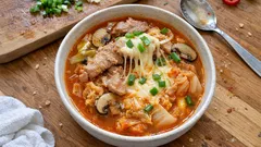 炒めない豚キムチ—とろけるチーズでまろやかに仕上げるスープ煮