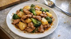 レンジ下ごしらえで手早く完成！豚肉とじゃがいも・ブロッコリーのオイスター炒め