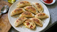 余った餃子の皮で包みピザ風カルツォーネ—ベーコンチーズをトースターでパリッと3分