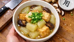 白だしでほっとする、冬瓜と厚揚げのとろみ煮—フライパンひとつで簡単