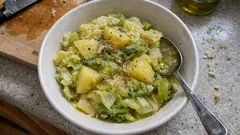 冬のやさしいイタリア家庭料理「ヴェルツァとじゃがいも」—切って煮るだけでほく甘