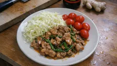 漬け込みほぼなしで香り立つ。豚こまの生姜しょうゆ炒め（キャベツ・ニラ・ミニトマト）