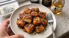 外カリッ中ふんわり。レンジ水切りで作る豆腐ステーキ（やさしい醤油だれ）