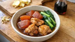 だし要らずで旨みたっぷり：赤大根と鶏もも肉のほっとする煮物（小松菜添え）