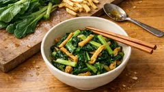 醤油と酒だけで上品に決まる。ビタミン菜と薄揚げのさっと炒めレシピ