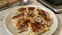 餃子の皮がない日に助かる：シュウマイの皮で作るパリもち焼き餃子