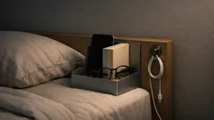 100均ブックエンドを挟むだけで枕元スッキリ ベッド周りの定位置収納術