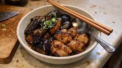 フライパンでさっと決まる「茄子と鶏もも肉の味噌煮」—とろっとコク旨、ご飯がすすむ