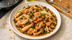 きのこと豚ももの味噌炒め（ニラ風味）—火を止めてから味噌を絡めて、香りよく仕上げる