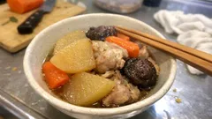 干し椎茸の戻し汁で旨みアップ：大根と鶏もも肉のやさしい煮物、短時間でも味しみ