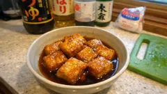 麺つゆで煮るだけ、味しみしみ厚揚げの煮込み—ご飯がすすむ簡単おかず