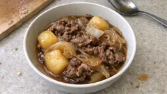 砂糖を先に絡めてコク出し。失敗しにくい甘辛「肉じゃが」の作り方